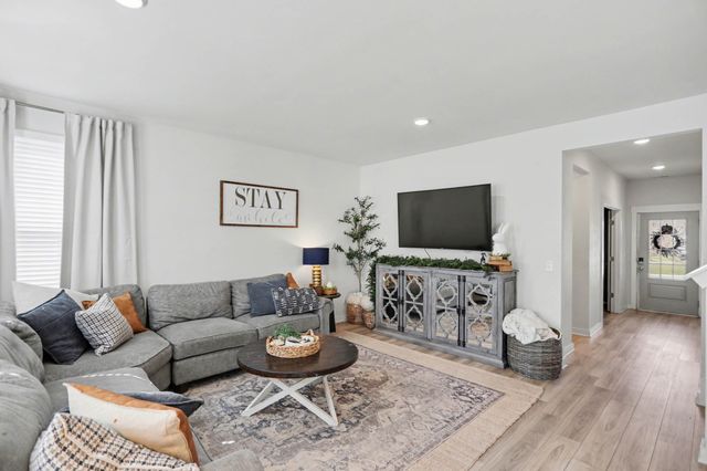 611 Ballard Dr, White House, TN 37188