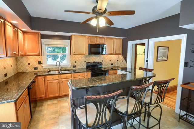 9 S WASHINGTON ST, Mechanicsburg, PA 17055