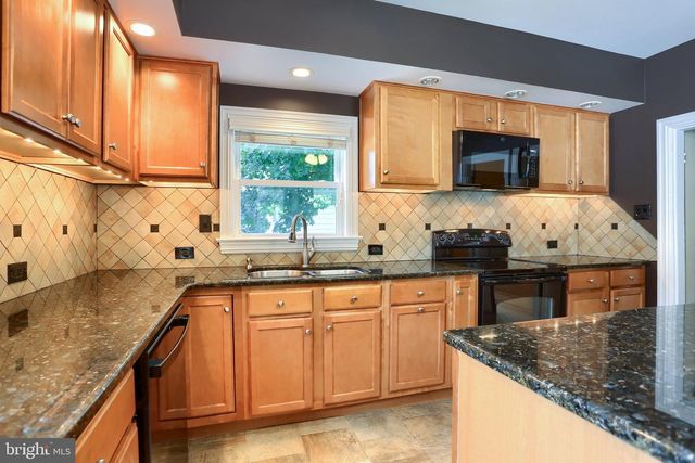 9 S WASHINGTON ST, Mechanicsburg, PA 17055