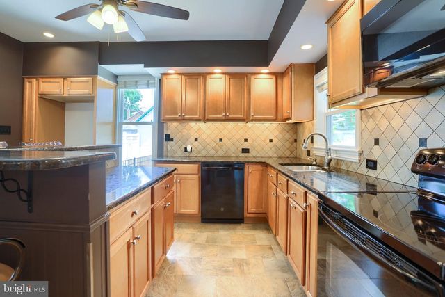 9 S WASHINGTON ST, Mechanicsburg, PA 17055