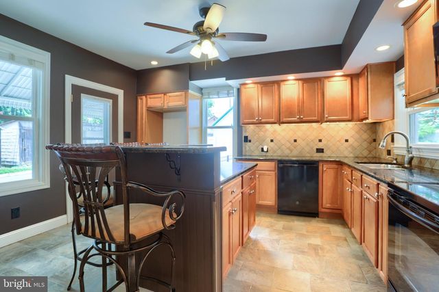 9 S WASHINGTON ST, Mechanicsburg, PA 17055