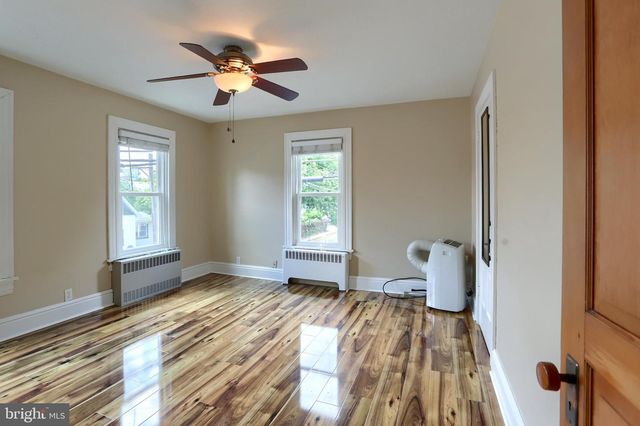 9 S WASHINGTON ST, Mechanicsburg, PA 17055