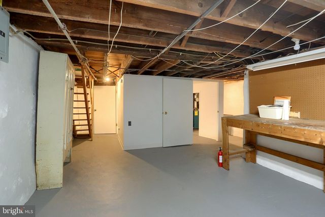 9 S WASHINGTON ST, Mechanicsburg, PA 17055