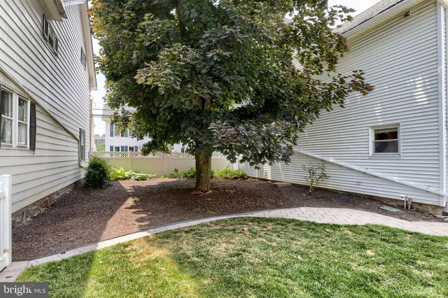 9 S WASHINGTON ST, Mechanicsburg, PA 17055