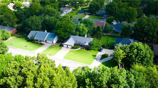 104 Lake Road, Springdale, AR 72764