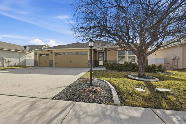 419 W Thornwood St, Nampa, ID 83686