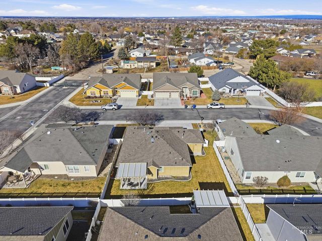 419 W Thornwood St, Nampa, ID 83686