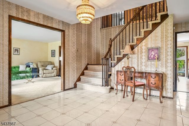 7 Glendale Ln, Fairfield Twp., NJ 07004