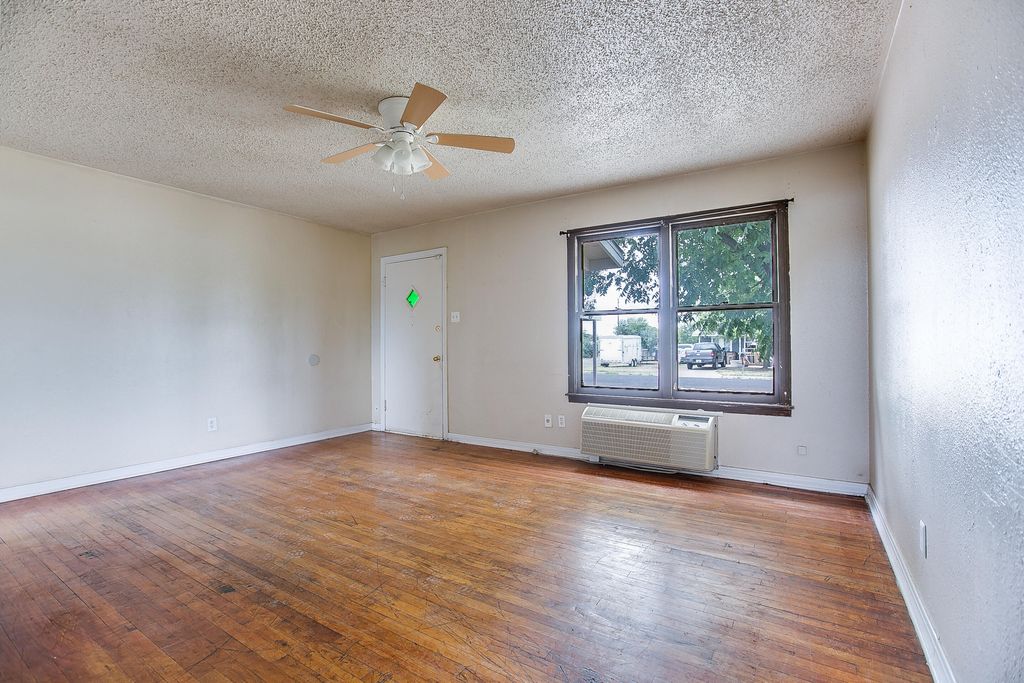 Image 4 of property listing at 2321 Jomar Street, San Angelo, TX 76901