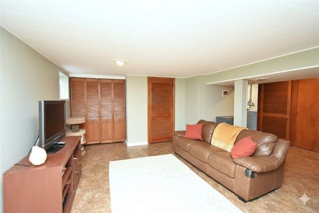 575 Somerville Drive, Scott Twp, PA 15243