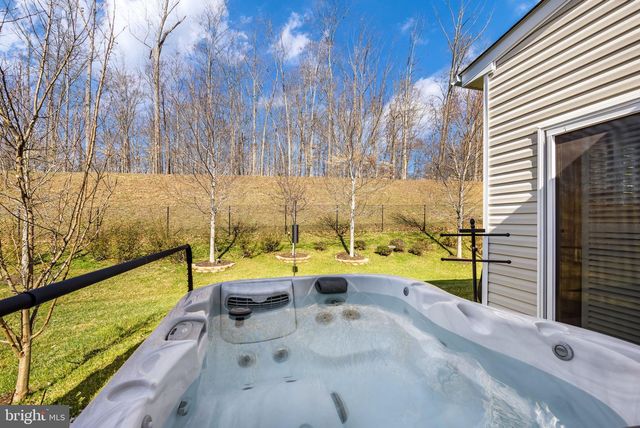 147 LONG POINT DR, Fredericksburg, VA 22406