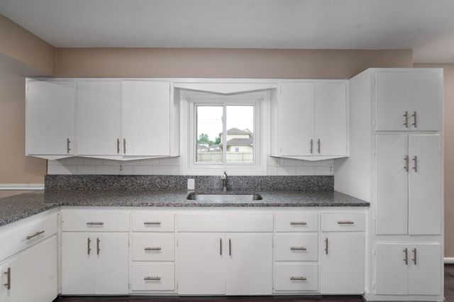 122 W Charles Street, Republic, MO 65738