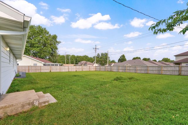 122 W Charles Street, Republic, MO 65738