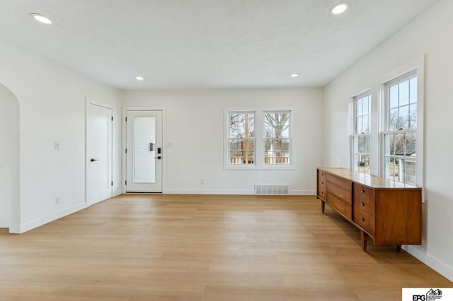 2109 S 61st Avenue, Omaha, NE 68106