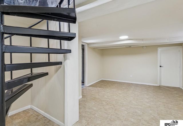 2109 S 61st Avenue, Omaha, NE 68106