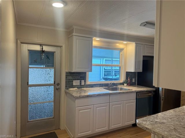 84 Poinsettia DR, Fort Myers, FL 33905
