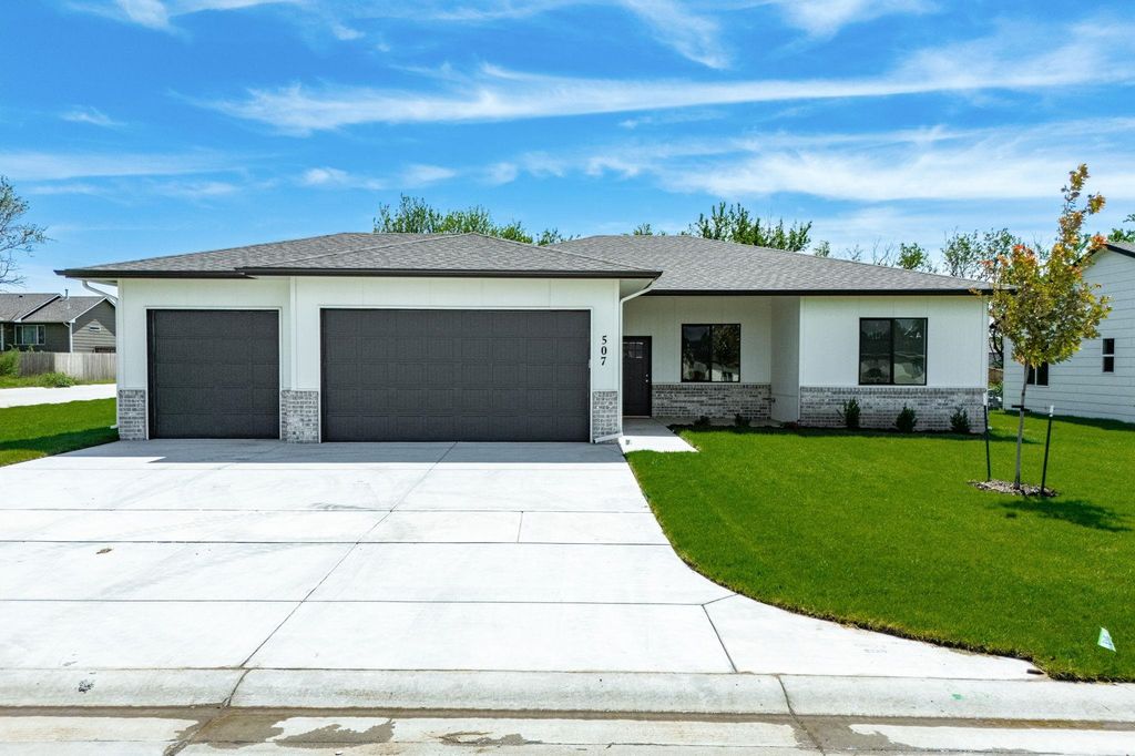 507 E Elmwood St, Park City, KS 67147