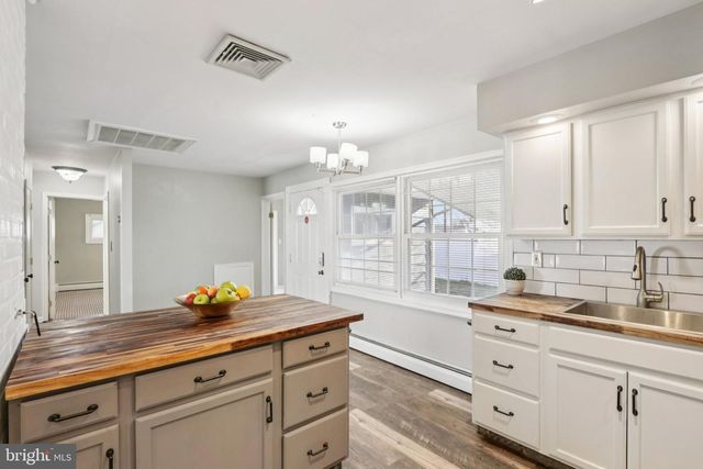 30 MEADOW LN, Levittown, PA 19054