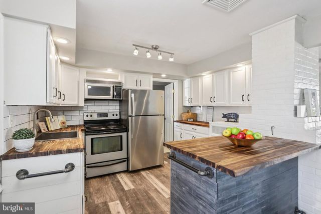 30 MEADOW LN, Levittown, PA 19054