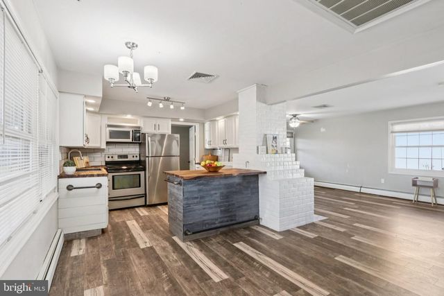 30 MEADOW LN, Levittown, PA 19054