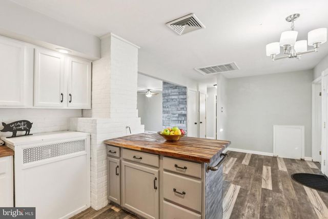 30 MEADOW LN, Levittown, PA 19054