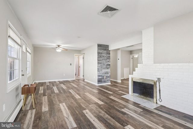 30 MEADOW LN, Levittown, PA 19054