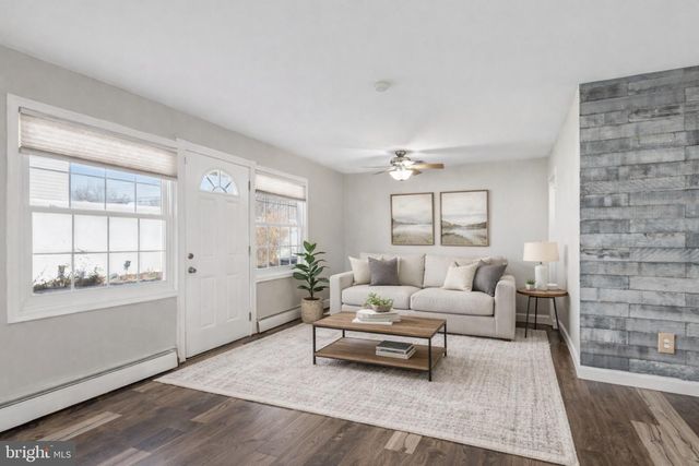 30 MEADOW LN, Levittown, PA 19054