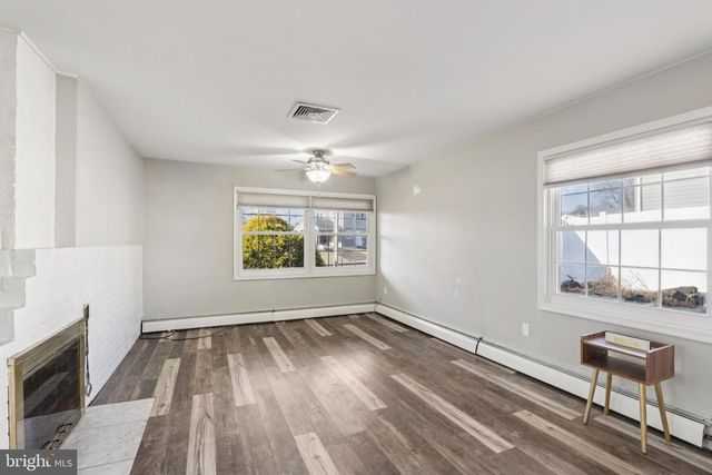 30 MEADOW LN, Levittown, PA 19054