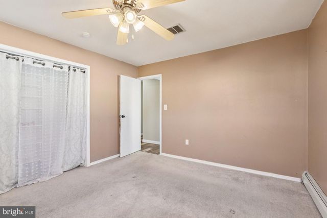 30 MEADOW LN, Levittown, PA 19054