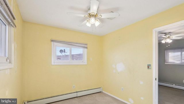 30 MEADOW LN, Levittown, PA 19054