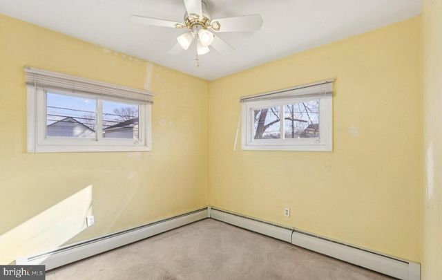 30 MEADOW LN, Levittown, PA 19054