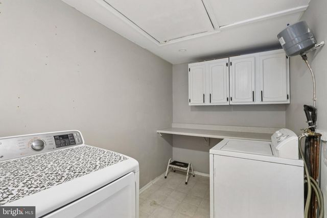 30 MEADOW LN, Levittown, PA 19054