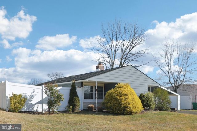 30 MEADOW LN, Levittown, PA 19054