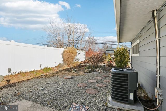 30 MEADOW LN, Levittown, PA 19054