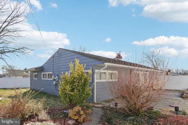 30 MEADOW LN, Levittown, PA 19054