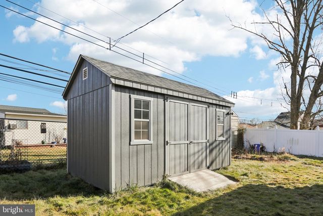 30 MEADOW LN, Levittown, PA 19054