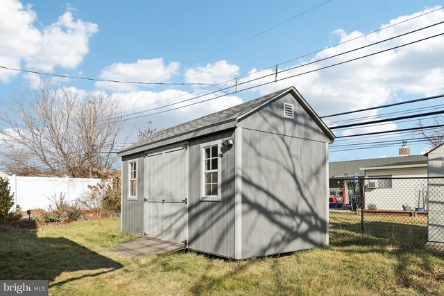 30 MEADOW LN, Levittown, PA 19054