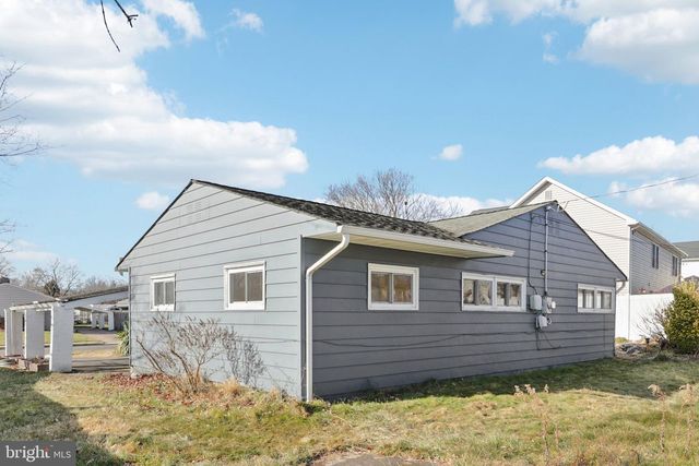 30 MEADOW LN, Levittown, PA 19054