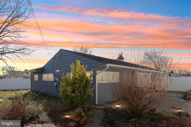 30 MEADOW LN, Levittown, PA 19054