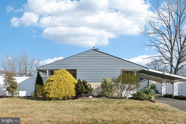 30 MEADOW LN, Levittown, PA 19054