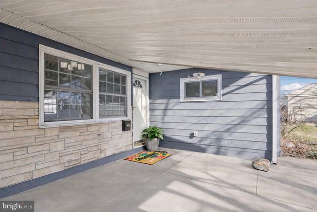 30 MEADOW LN, Levittown, PA 19054