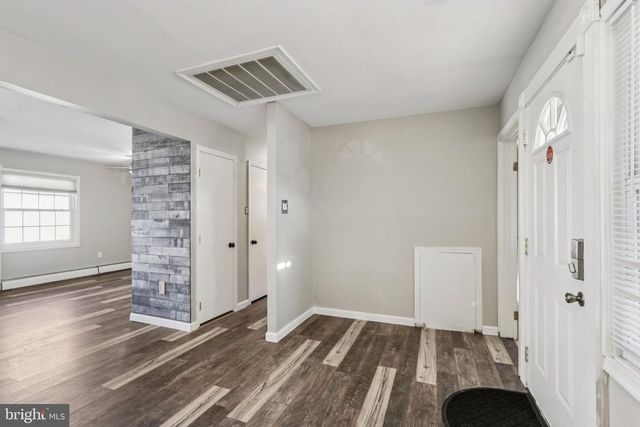 30 MEADOW LN, Levittown, PA 19054