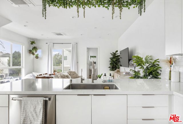 10907 Otsego Street, North Hollywood, CA 91601