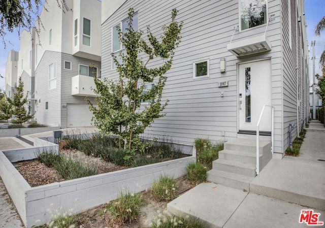 10907 Otsego Street, North Hollywood, CA 91601