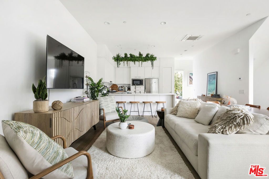 10907 Otsego Street, North Hollywood, CA 91601