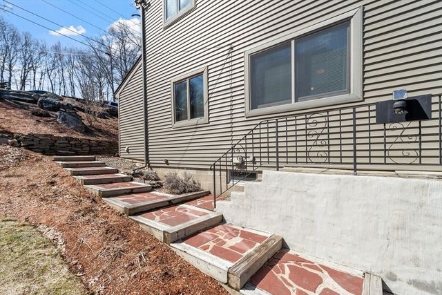 469 Lake Ave, Worcester, MA 01604