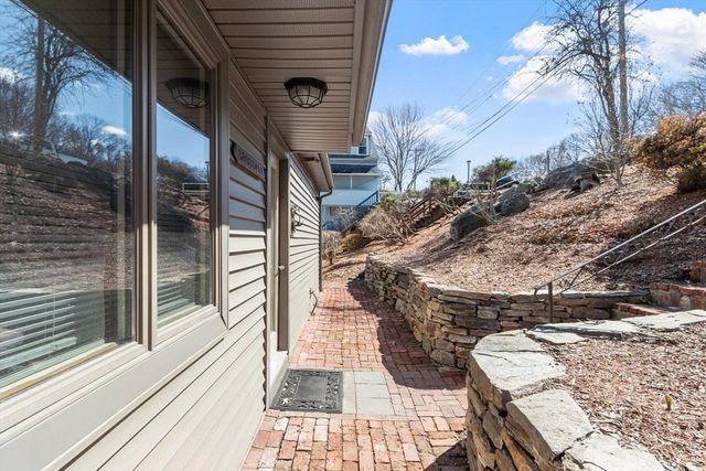 469 Lake Ave, Worcester, MA 01604