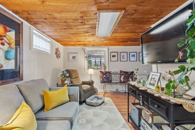 469 Lake Ave, Worcester, MA 01604