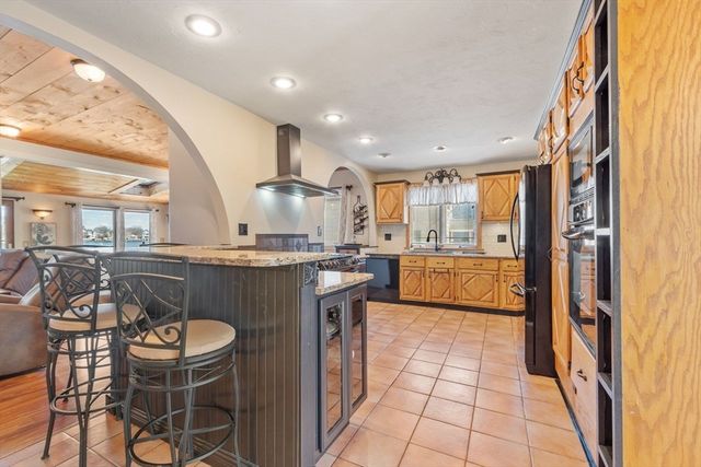 469 Lake Ave, Worcester, MA 01604