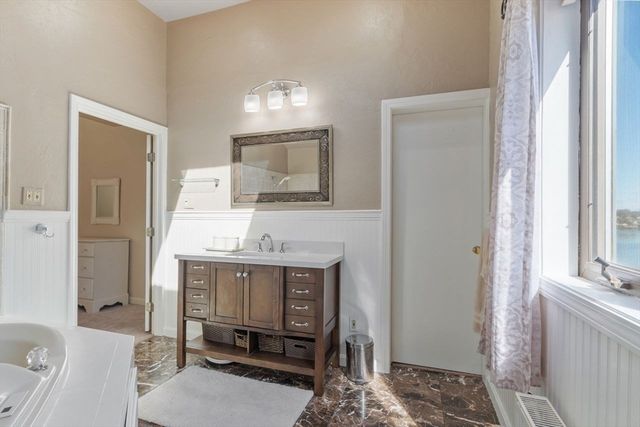 469 Lake Ave, Worcester, MA 01604